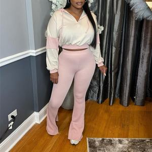 Ensemble mode femme : haut court à capuche à manches longues et pantalon évasé côtelé moulant pour le printemps - Product Image 1