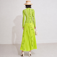 Ensemble plissé Miyake pour femme : haut à manches longues et col montant, jupe longue, imprimé abstrait vert, tenue plissée
