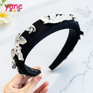 عصابة رأس معدنية وفضية ساتان واسعة بتصميم عصري من الساتان للنساء - Product Image 6