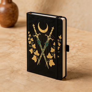 Diario Personalizado de <span class=keywords><strong>Tapa</strong></span> <span class=keywords><strong>Dura</strong></span> en Cuero PU Negro con Espadas de Luna en Relieve Dorado y Banda Elástica de Hiedra para Hombre - Product Image 2