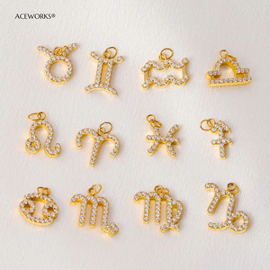 Amuleto del Zodiaco Pavé |   Colgante de Acero Inoxidable Chapado en Oro PVD de 18K con Signo del Zodiaco para la Fabricación de Joyas |   Impermeable, Hipoalergénico - Product Image 4