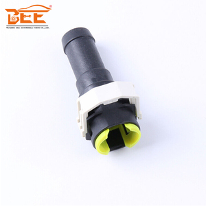 Connecteur de tuyau d'eau pour 2004-12 Mazda 2 3 5 CR CW 6 D651-61-240 D65161240 - Product Image 2