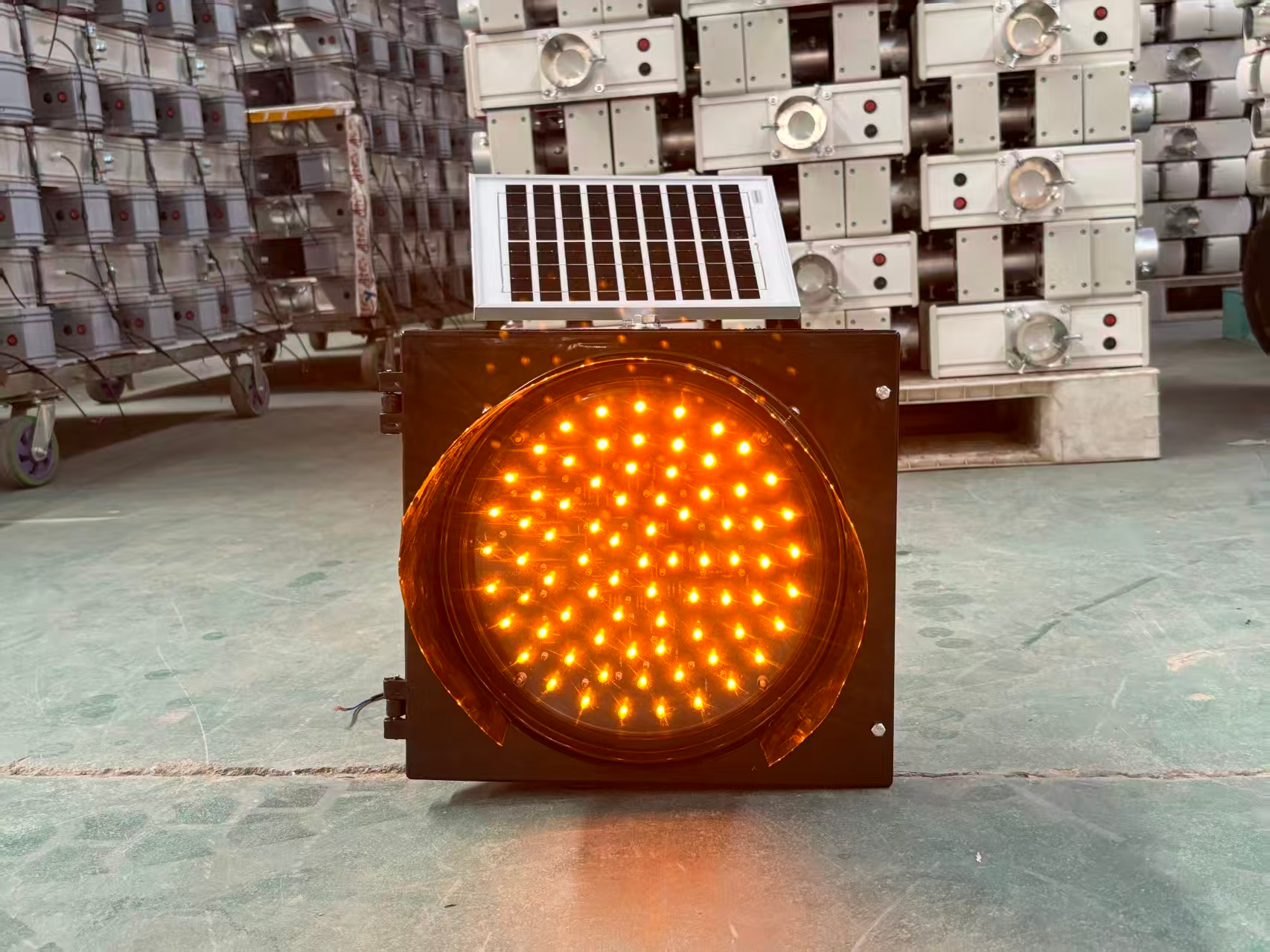 Feu clignotant jaune à énergie solaire (Modèle A)