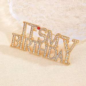 Regalo de cumpleaños de estilo, broche de letra inglesa con diamantes de colores para hombres/mujeres, traje de moda, accesorio de ramillete, chapado en aleación principalmente - Product Image 4