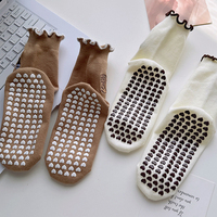 Chaussettes de yoga antidérapantes personnalisées de bonne qualité avec logo brodé pour femmes – Chaussettes de Pilates confortables à volants, vente chaude