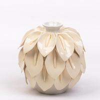 Vase en céramique avec pétales pincés à la main Décor de table unique de style chinois sculptural
