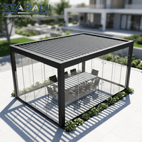 Pergola en aluminium polyvalente avec lames orientables et toit rétractable, plus portes vitrées pour section de restauration extérieure de café commercial