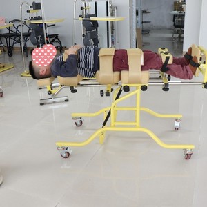 Chaise d'entraînement <span class=keywords><strong>debout</strong></span> réglable à roulettes pour enfants, directement de l'usine, dispositif de rééducation portable, exosquelette - Product Image 4