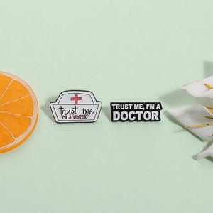 Trust me I Am A A Doctor Enamel Pins พยาบาลหมวกป้ายชุดทางการแพทย์เข็มกลัดปกเครื่องประดับของขวัญสำหรับนักเรียนเพื่อน - Product Image 2