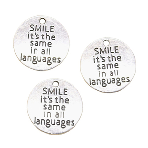 จี้เงินโบราณขนาด20x20มม. ทำด้วยมือแบบทำมือเครื่องประดับทิเบตค้นพบเครื่องรางชุบทอง 'ยิ้ม'-เหมือนกันในทุกภาษา - Product Image 1