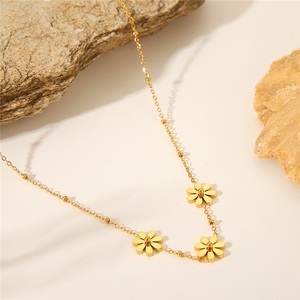 สร้อยคอผู้หญิงแบบโซ่คล้องไหปลาร้า ดีไซน์เฉพาะตัว ลายดอกทานตะวันและดอกเดซี่เล็กๆ  ทำจากสแตนเลสสตีล ชุบ PVD 18K - Product Image 5
