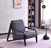 Fauteuil de luxe nordique moderne en bois massif avec accoudoirs, idéal pour salon et chambre, design élégant et confortable en tissu capitonné