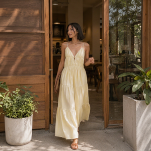 Robe midi sur mesure pour femme en coton jaune pastel, coupe trapèze, sans manches, col en V, devant à découpe, à volants superposés, style naturel, pour l'été et la plage, vente en gros - Product Image 1