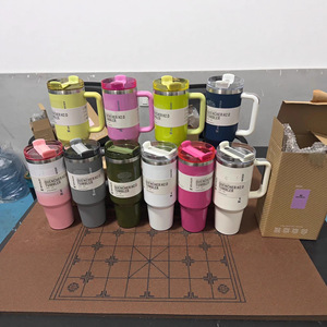 Vente en gros d'usine Stan Bestseller 1:1 <span class=keywords><strong>Original</strong></span> 40oz <span class=keywords><strong>Tasse</strong></span> de voiture en acier inoxydable de haute qualité, couleur unie, avec poignée, cadeau de camping - Product Image 1
