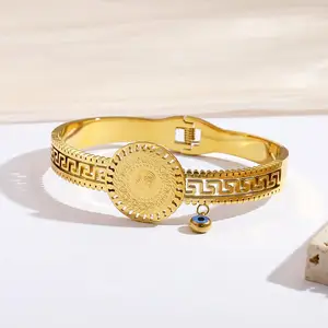 Los fabricantes de joyería de pulsera venden directamente joyería de acero inoxidable Vintage elegante patrón redondo 18K brazalete de oro joyería de mujer