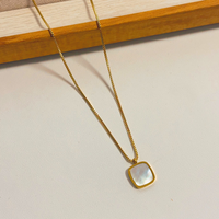 Nouveau collier tendance en acier inoxydable 316L plaqué or PVD 18 carats avec pendentif en nacre naturelle blanche et chaîne serpent ronde