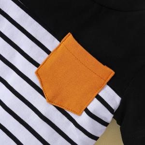 Roupas Infantis em Promoção: Conjunto de 2 Peças para Bebê Menino com Camiseta Listrada de Manga Curta com Bolso e Calça Preta - Product Image 4