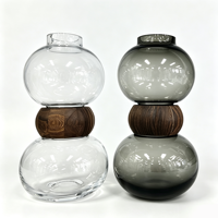 Grand vase rond en verre avec accents en bois de style nordique, idéal pour les arrangements floraux sur table