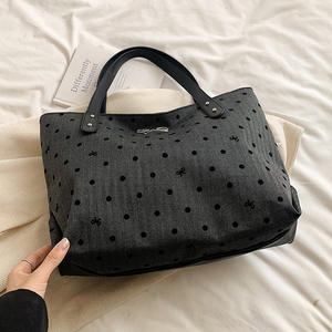 Bolso de mano de mezclilla estampado Patrón de lunares Asa de cuero Viajes diarios Casual y elegante - Product Image 6