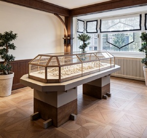 Comptoir de présentation de bijoux de style vintage personnalisé avec éclairage LED, <span class=keywords><strong>vitrine</strong></span> en <span class=keywords><strong>bois</strong></span> massif de qualité supérieure et verre trempé pour les bijouteries de luxe - Product Image 2