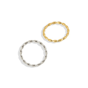Nouveaux produits d'usine en gros : Bague géométrique simple en acier titane et or 18 carats, en acier inoxydable, inaltérable, de style moulé, ornement - Product Image 1