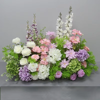 Décoration de mariage avec arrangement floral de style forestier, arrangement floral au sol, fleurs de simulation pour mariage
