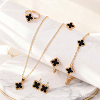 Juego de Joyería de Cinco Piezas con Trébol de Cuatro Hojas Estilo Punk para Mujer, con Piedras Naturales y Flores de Acero