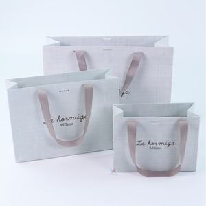 Sac en papier de luxe de petite taille en gros avec logo personnalisé et poignée en ruban, biodégradable, écologique, estampage à chaud, utilisation pour les soins de la peau - Product Image 2