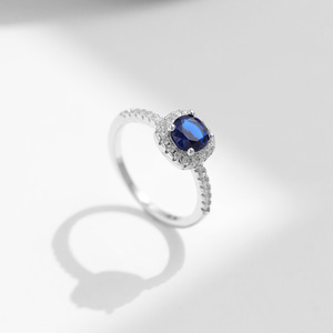 Anillo minimalista de plata S925 con zafiro y halo de diamantes, anillo clásico de compromiso para mujer con incrustaciones de piedras preciosas. - Product Image 5