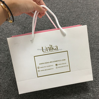 Sac d'emballage de luxe pour boutique de vêtements en carton blanc avec logo imprimé personnalisé, gaufré, recyclable, avec poignée en corde de coton