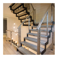 Escalier moderne à double plaque d'acier avec poutre en bois courbée et garde-corps en verre, escalier intérieur pour villa
