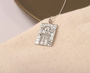 Colgante <span class=keywords><strong>Dr</strong></span> <span class=keywords><strong>Who</strong></span> collar delicado Tardis Collar chapado en oro caja plateada joyería hecha a mano mejor amigo Regalos para Él - Product Image 3