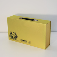 Boîte cadeau en forme de valise dorée avec poignée, doublure personnalisée, matériaux recyclés, pelliculage mat, haut de gamme pour l'emballage commercial du vin