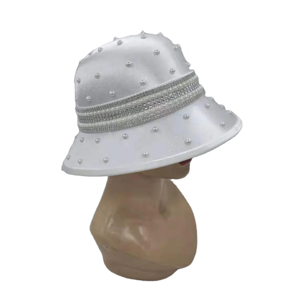 Il cappello di raso di feltro bianco moda a tesa larga festa formale lady church nuovi eleganti cappelli a bombetta da donna con catena di perle cappelli divertenti