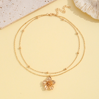 Collier pendentif fleur dorée double couche avec chaîne perlée à deux brins et rallonge ajustable, cadeau bijou pour femmes et jeunes filles