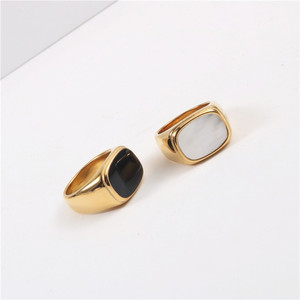 Anello di gioielli di moda placcato in oro 18K in acciaio inossidabile nero bianco grande anello a conchiglia gioielli da donna - Product Image 6