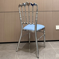 Chaises de banquet empilables modernes et minimalistes en cuir pour hôtel, chaises de salle à manger d'extérieur en métal