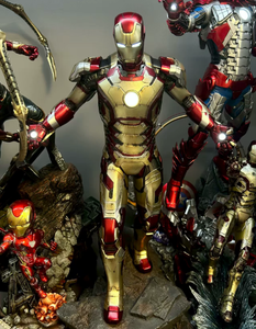 Grande figurine de collection MK42 Battle Damaged en résine, dorée et rouge, peinte à la main, avec éclairage LED, personnage de bande dessinée américaine, pour salle d'exposition - Product Image 1