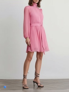 Vestido Midi Casual de Gasa Rosa con Cuello Alto, Plisado, Mangas Abullonadas y Cinturón, Estilo Holgado, Fabricante de Vietnam, Venta al por Mayor - Product Image 5