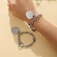 Bracelet Yiwu Aceon en acier inoxydable avec chaîne à maillons épais en forme de O, fermoir à bascule estampé, pierre de naissance, cœur pêche et logo