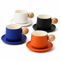 Ensemble tasse et soucoupe en porcelaine couleur unie avec anse en bois 325 ml, finition mate, sans BPA, compatible micro-ondes et lave-vaisselle, logo personnalisé