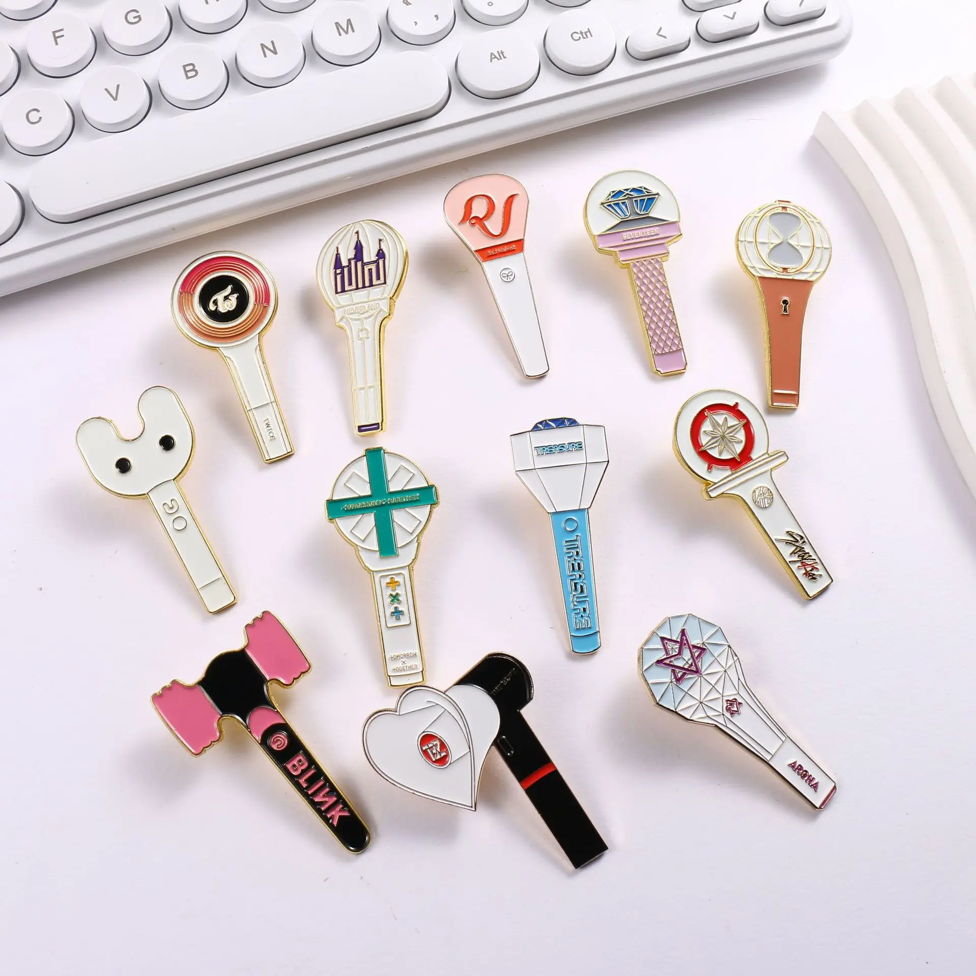 Penjualan laris stik lampu grup idola KPOP pin logam Logo kustom lencana kpop