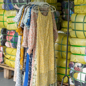 SH05 Fournisseur de premier plan : Vêtements d'occasion pour femmes – Robes d'été décontractées en mousseline et soie, jupes, jeans, chemises – Vente en gros - Product Image 1