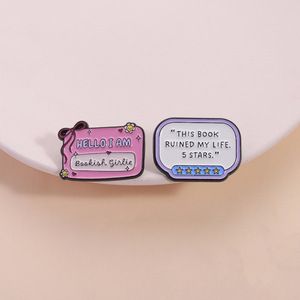 Broches de esmalte de aleación de zinc y níquel negro con diseño de notas adhesivas y 'I Am Bookish Girlie' para clubes de lectura, insignias y regalos de joyería divertidos - Product Image 4