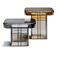 Ensemble de tables basses modernes en résine solide, bancs de canapé et tables d'appoint colorés sur mesure, tables gigognes design modernes pour intérieurs haut de gamme