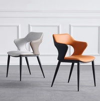 Chaise de salle à manger de style italien moderne minimaliste nordique avec revêtement en cuir, cadre en acier, dossier pour la maison, l'hôtel, la restauration