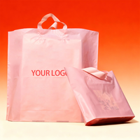 Sac de shopping en plastique LDPE rose mat personnalisé avec poignée souple pour boutique de vêtements, emballage cadeau