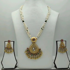 Elegante Juego de Collar con Colgante de Perlas Tradicionales en Tono Dorado con Pendientes Chandbali a Juego para Bodas y Eventos Festivos - Product Image 1