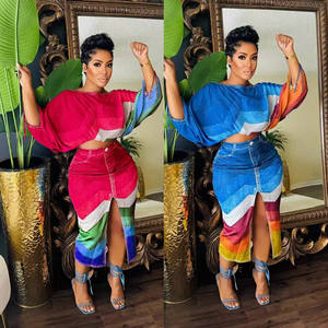 S10867 Trendy yaz etek setleri 2 parça kıyafetler kadınlar için tekne boyun baskılı yarasa kollu üst ve bölünmüş kısa etek iki parçalı Set - Product Image 2