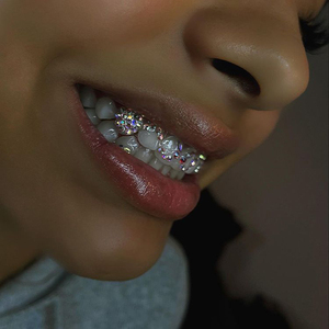 Ensemble de pierres précieuses pour dents en cristal transparent de couleur métallique en gros, kit de pierres précieuses pour dents avec lumière violette - Product Image 4